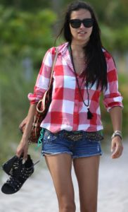 Selena Gomez'in Sokak Stilini İnceledik ünlülerin sokak stili stil sokak stili selena gomezin sokak stili selena gomez's street style Selena Gomez moda Selena Gomez'in Sokak Stilini İnceledik