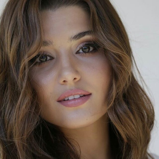 Hande Erçel Makyajı Nasıl Yapılır?  