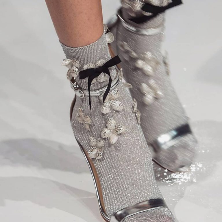 Yeni Trend: Çorap Üstü Sandaletler